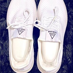 Sneakers size 39. Great condition, fits sizes 8.5 or 9. Very comfortable ❗️❗️